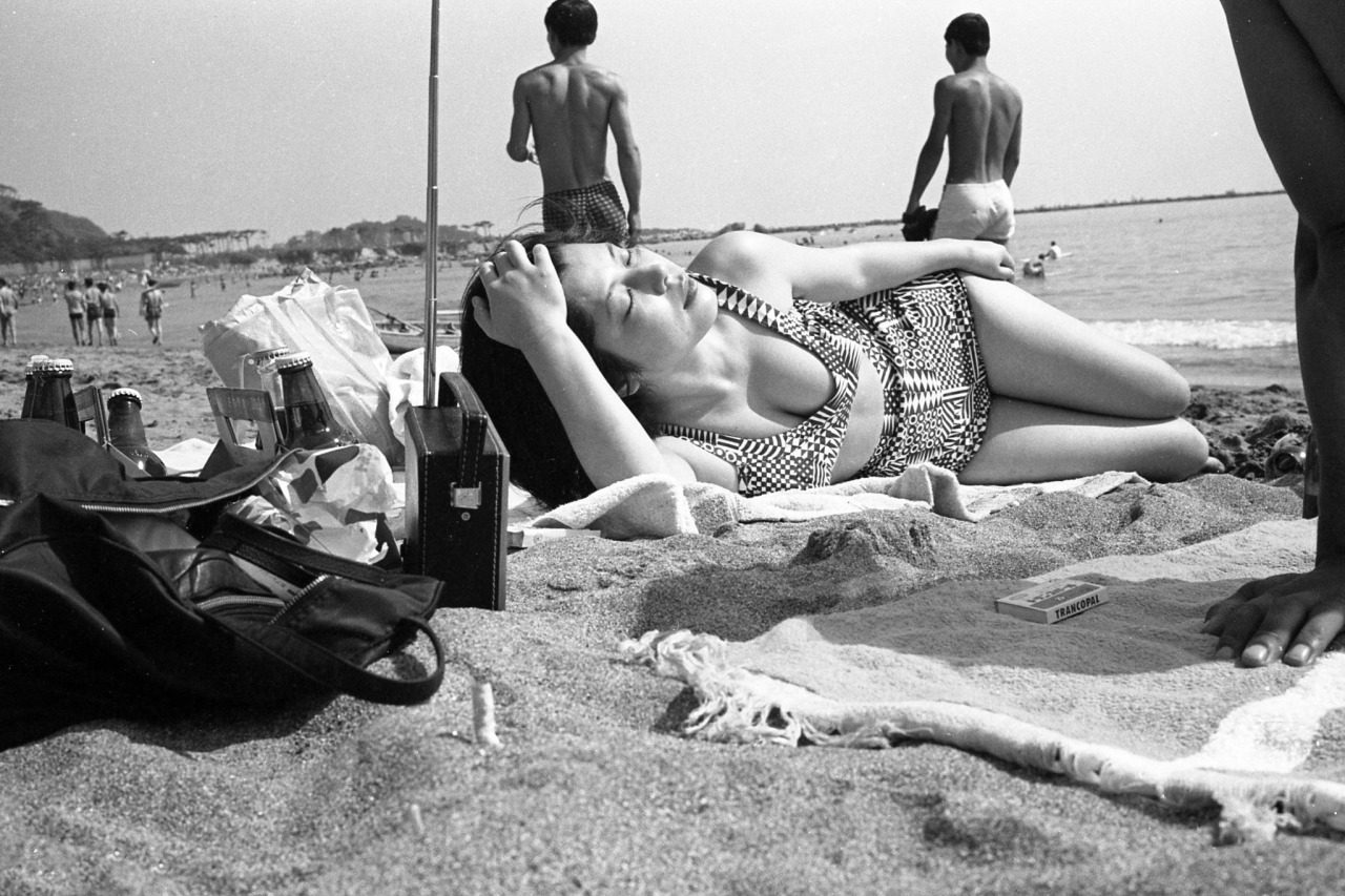 japan beach 1964 bikini - Flashbak