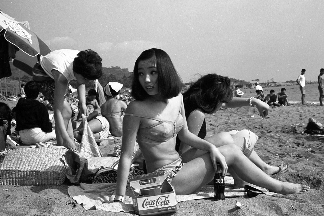 japan beach 1964 bikinis - Flashbak