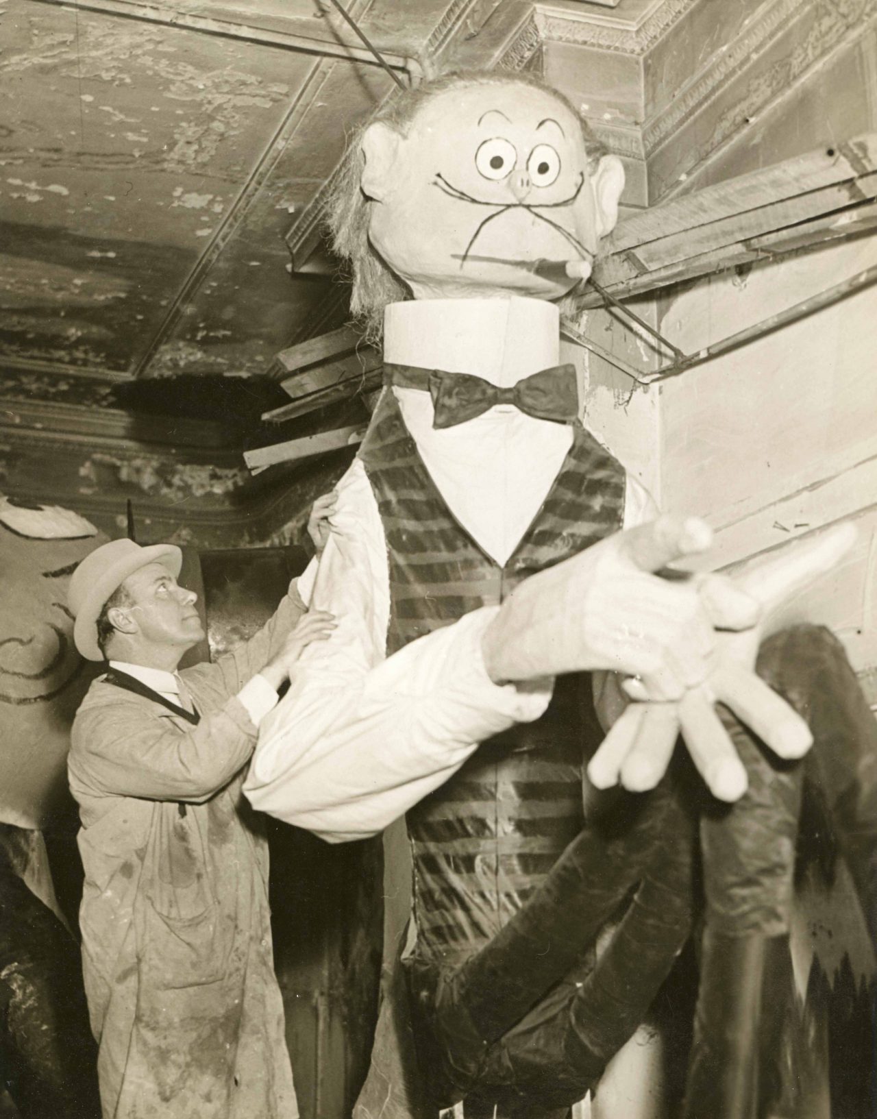 Tony Sarg with one of his parade figures. Studio: Publisher: Fotograms News Photo Service, Inc. 381 Fourth Ave., New York City