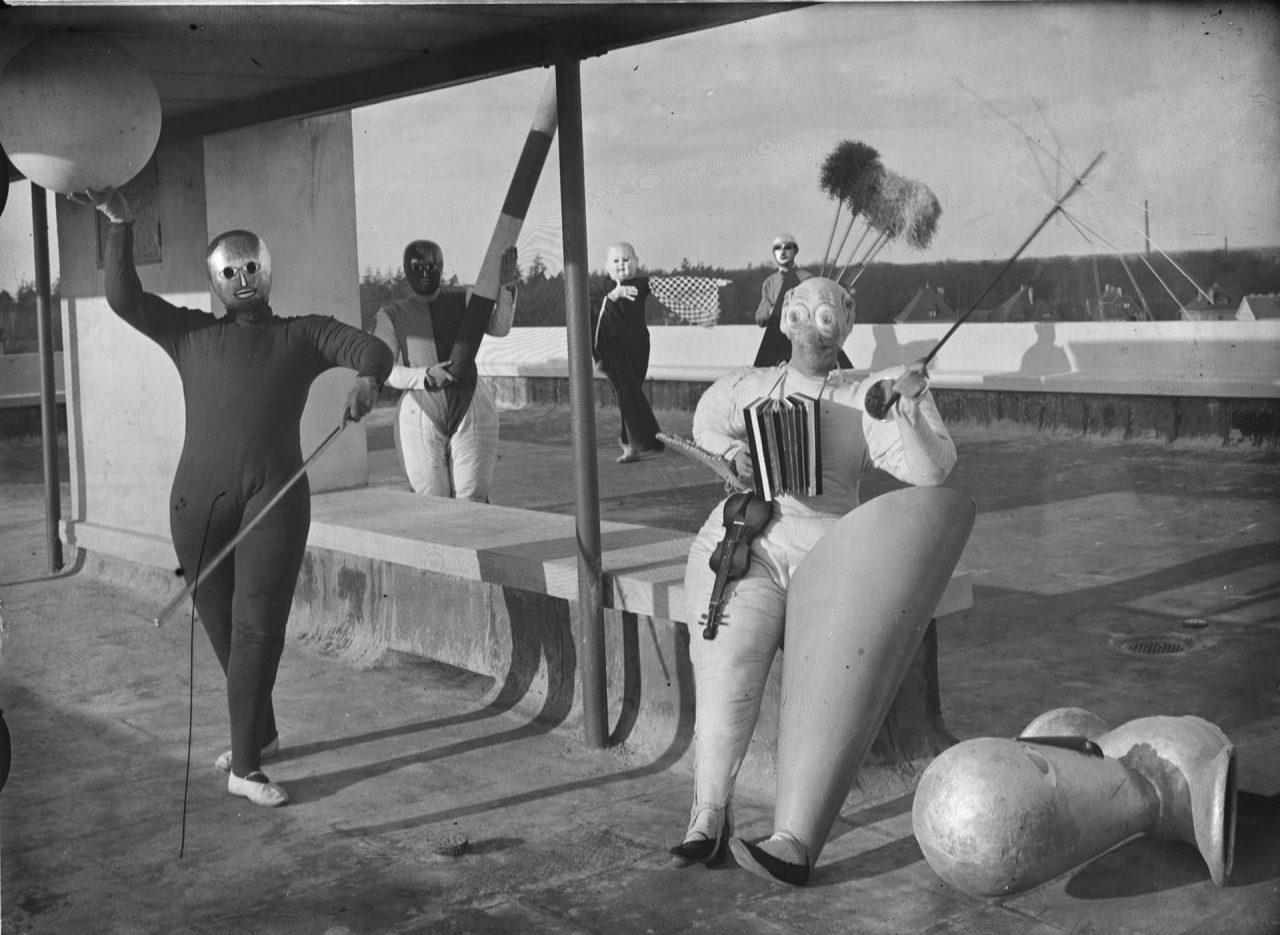 “Pantomime Treppenwitz”, produced by Oskar Schlemmer with left to right: Werner Siedhoff, Oskar Schlemmer, Roman Clemens and Andor Weininger, 1927. (Photo: Erich Consemüller