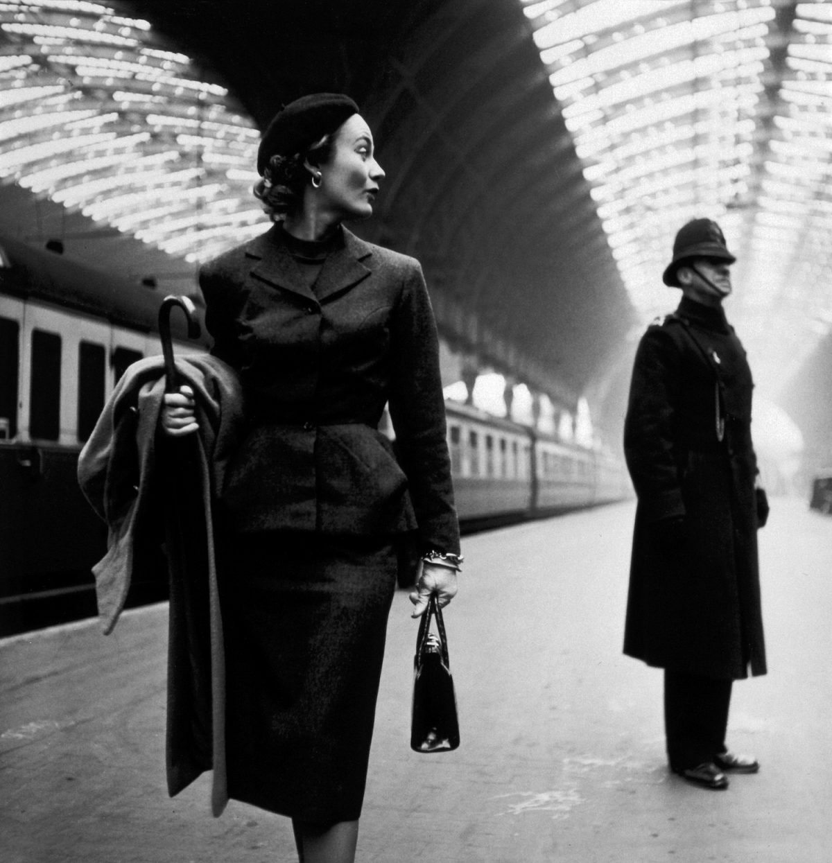Toni Frissell, Lisa Fonssagrives, Paddington Station, London