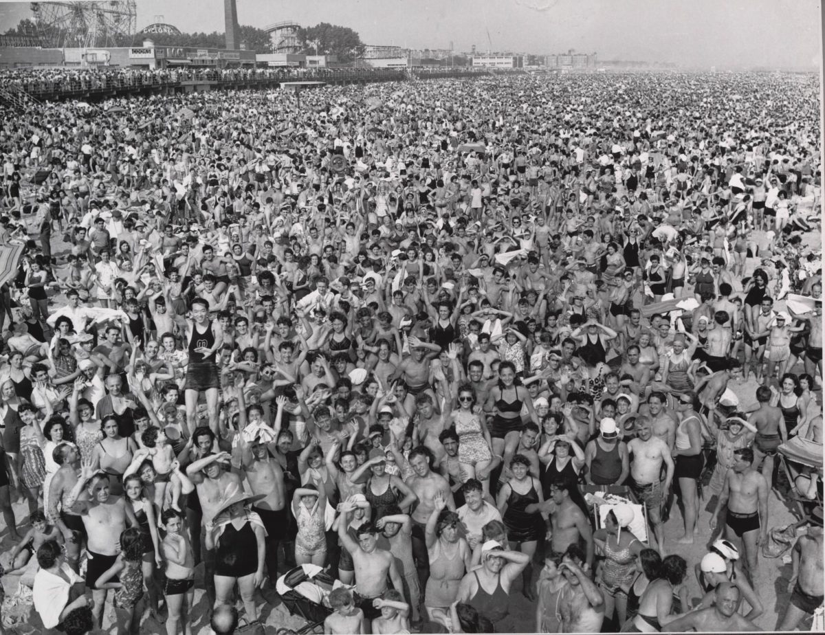 Weegee (1899-1968), [Afternoon crowd at Coney Island, Brooklyn], July 21, 1940