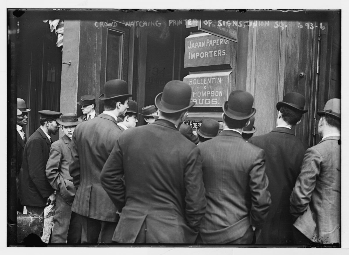 Title: Crowd watching sign painter, Union Square, New York Creator(s): Bain News Service, publisher Date Created/Published: [no date recorded on caption card]