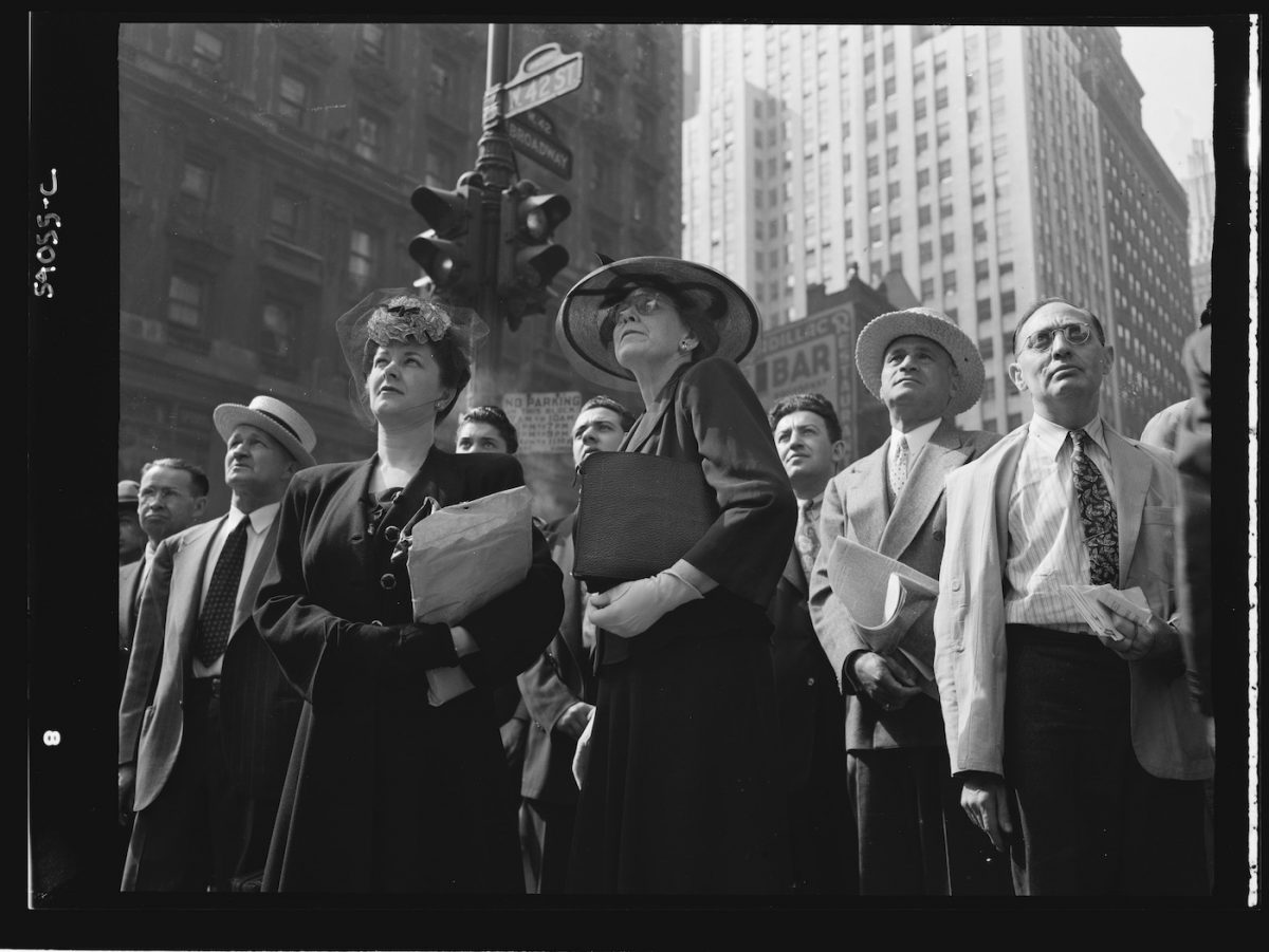 Title: New York, New York. A crowd watching the news line on the Times building at Times Square Related Names: Hollem, Howard R. , photographer MacLaugharie , photographer Meyer, Edward , photographer Date Created/Published: 1944 June 6.
