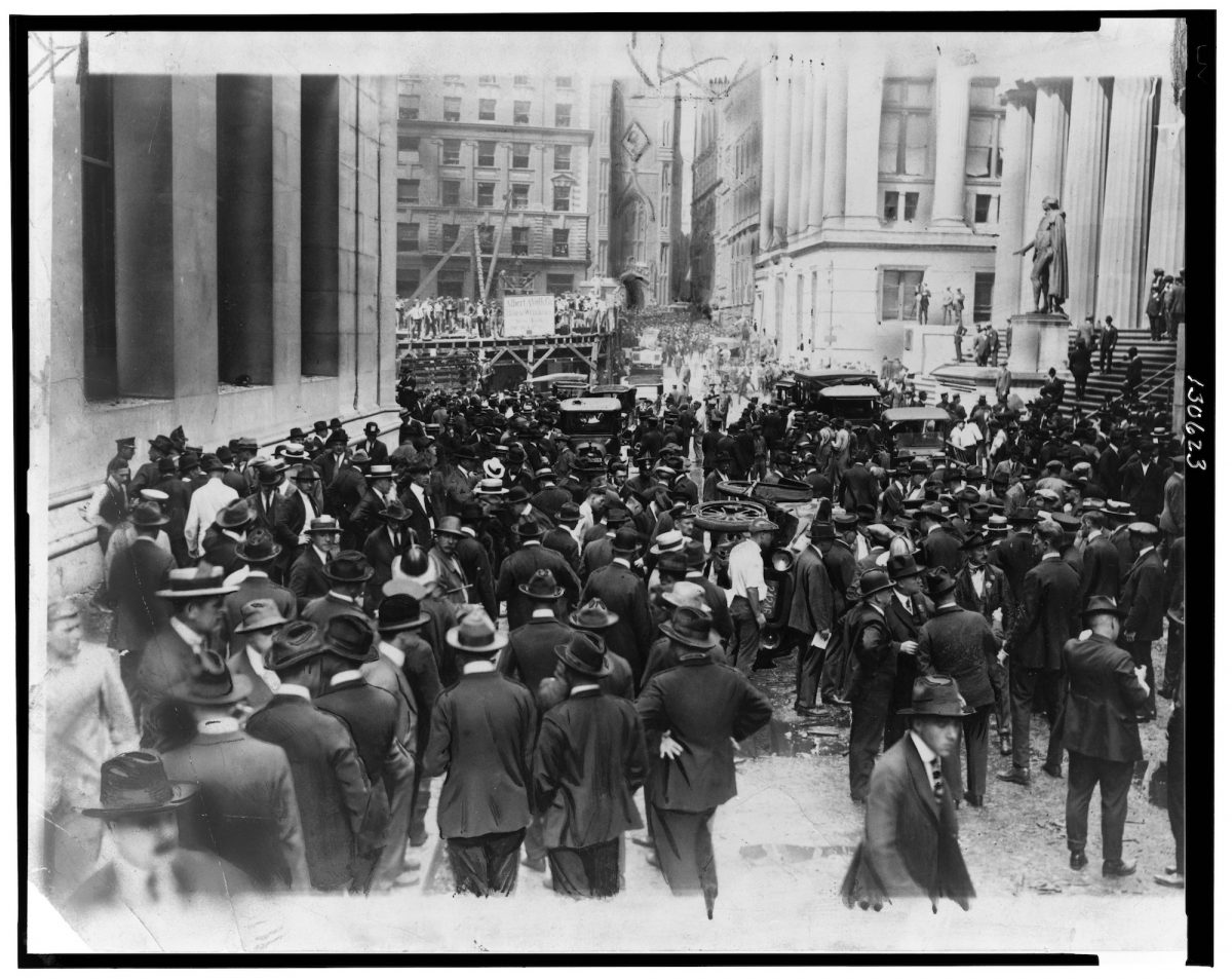 Title: A view of the great crowd at the scene of the explosion in front of J.P. Mor[gan & Co.] office at Broad and Wall Sts. Date Created/Published: 1920 September 16.