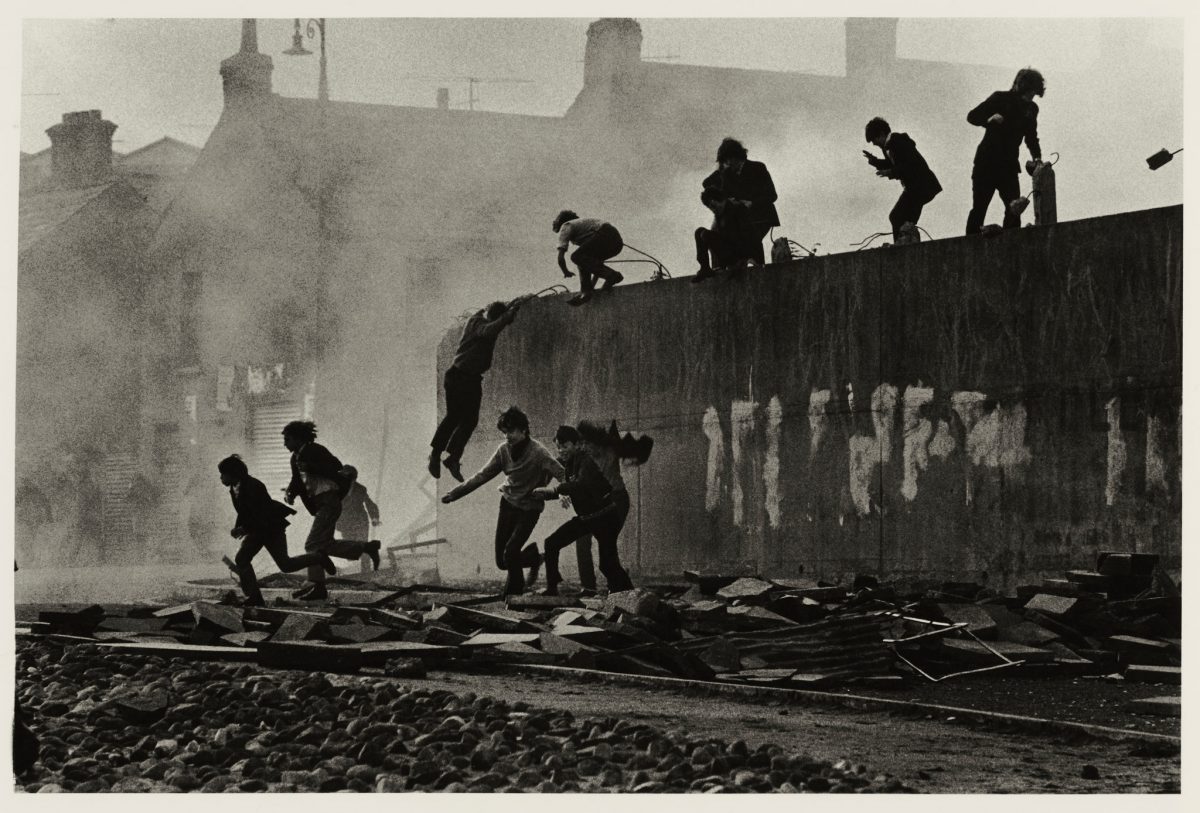 McCullin, “Gangs of Boys Escaping CS Gas Fired by British Soldiers, Londonderry, Northern Ireland,” 1971