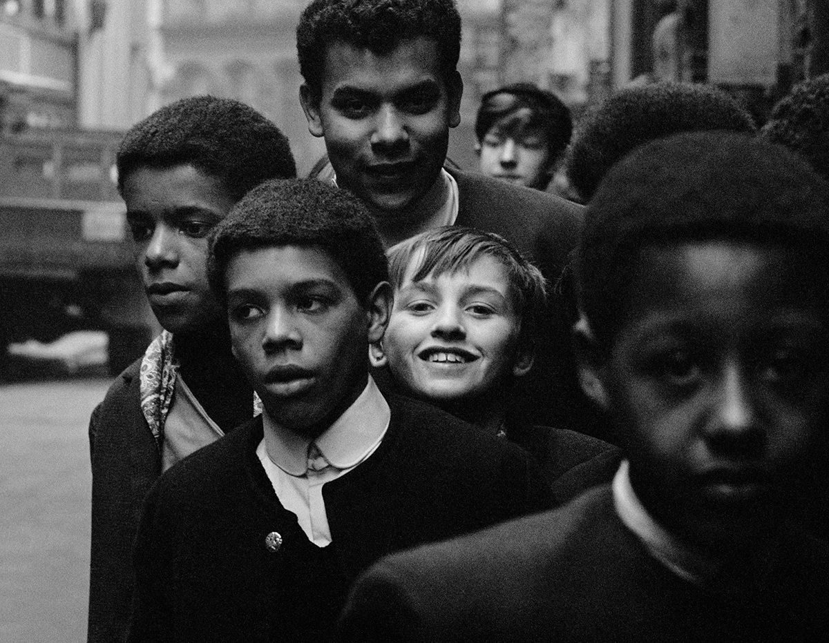 Astrid Kirchherr, Jungen vor dem Cavern Club, 1964