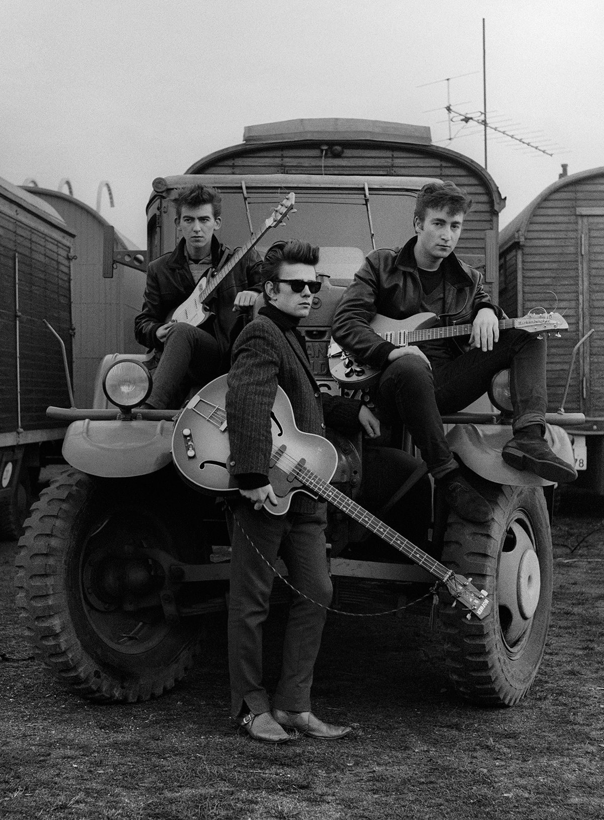 Astrid Kirchherr, John Lennon, Stuart Sutcliffe und George Harrison auf einem Lastwagen auf dem Rummelplatz, 1960 die Beatles