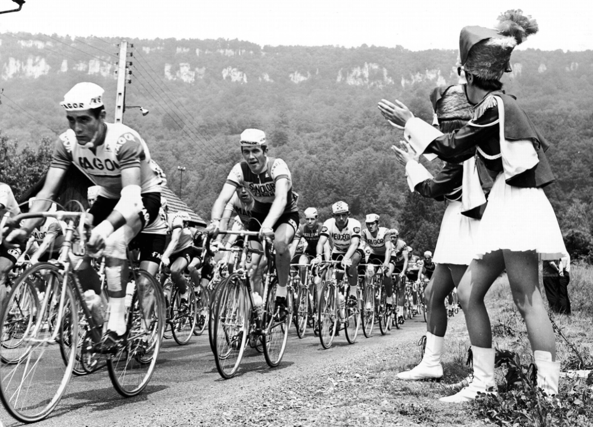 Photos of the Rough and Tumble Tour de France Throughout the Years ...