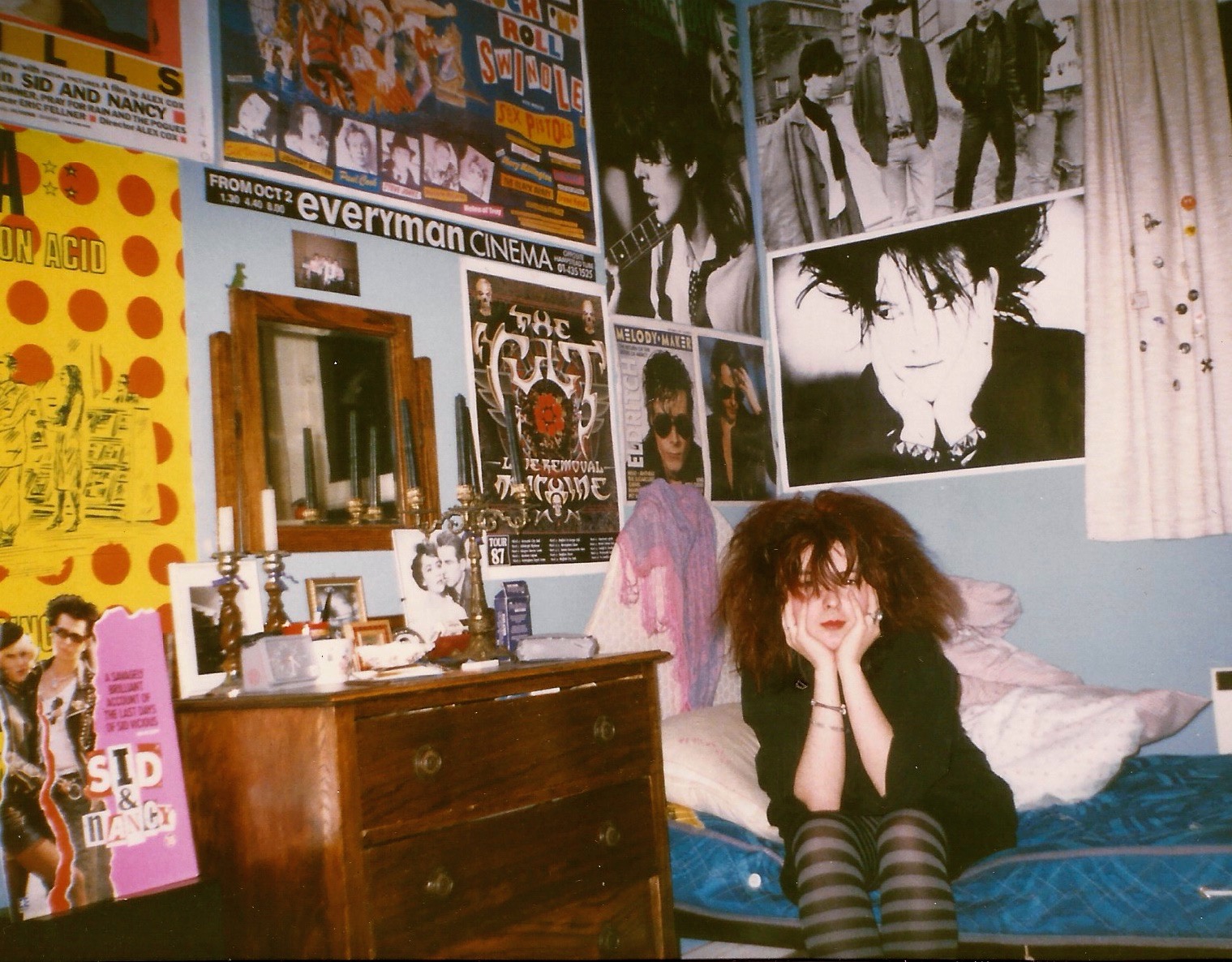 The teenager s world. Тренды 2000-х годов. Качество снимков из 2000х. Bedroom 1990 year view left.