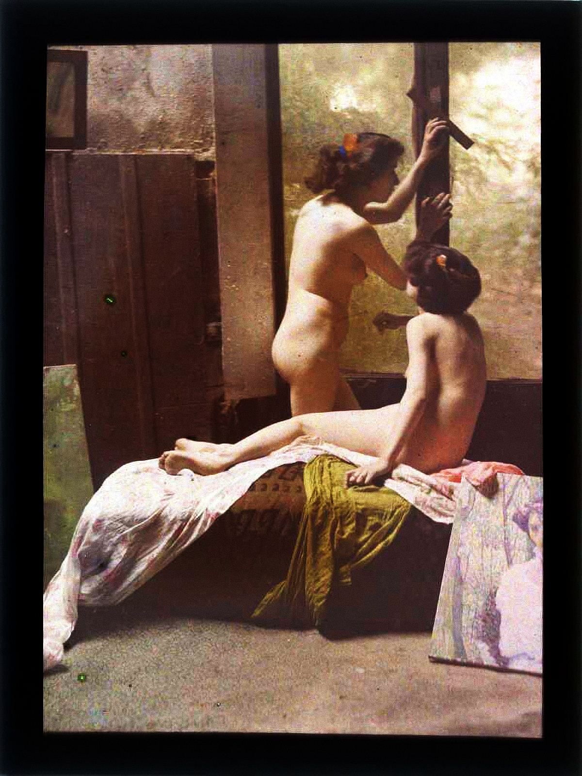 1910 Two naked women in the studio. - Flashbak