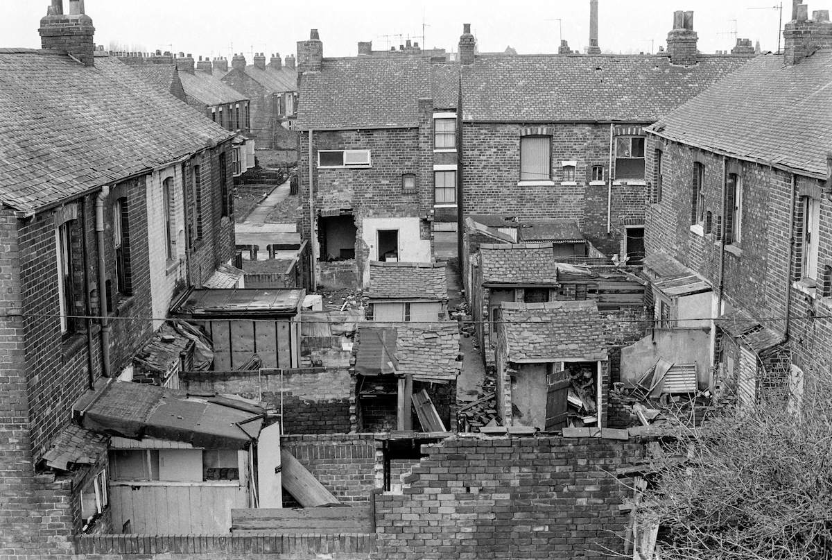 Fleet St and terraces from the Hull & Barnsley embankment, Hull, 1983