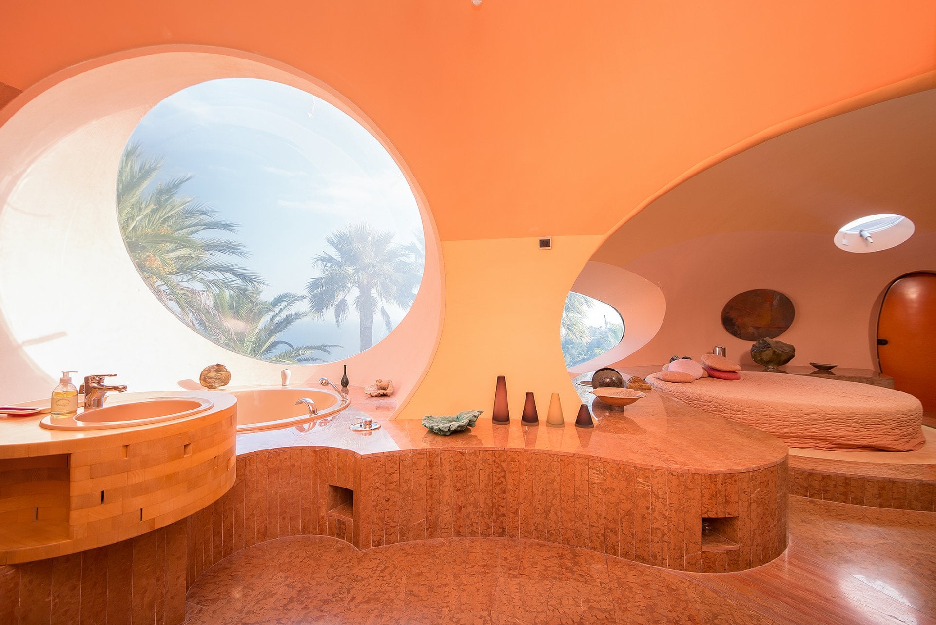 PHOTOS - Le Palais Bulles, la villa folle de Pierre Cardin à