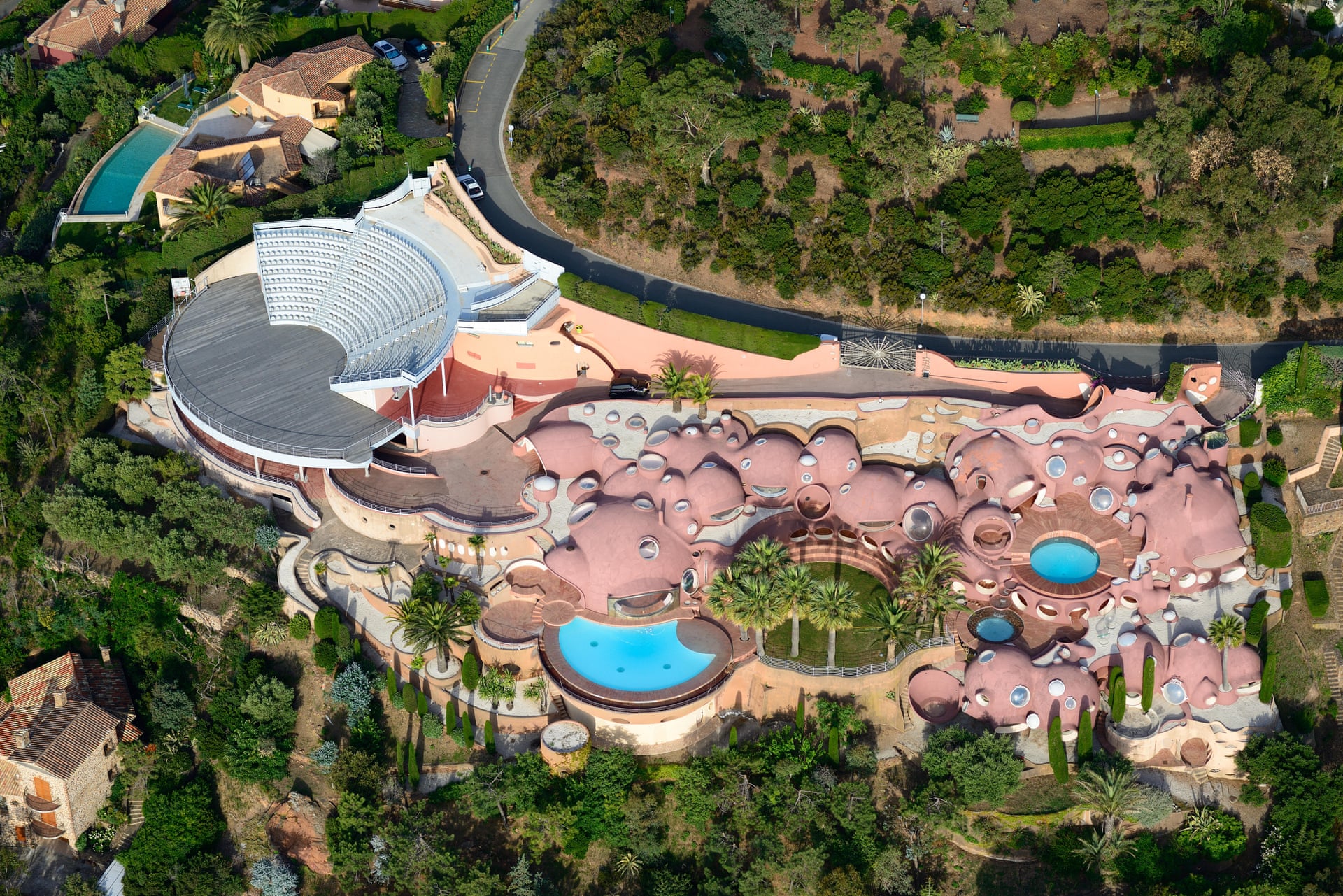 PHOTOS - Le Palais Bulles, la villa folle de Pierre Cardin à