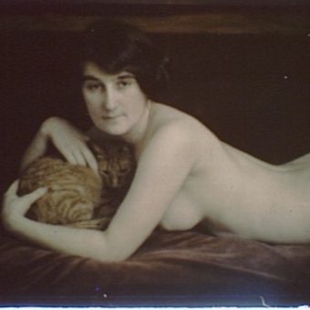 Arnold Genthe’s Cats : Women Posing With ‘Buzzer’ From A Century Ago