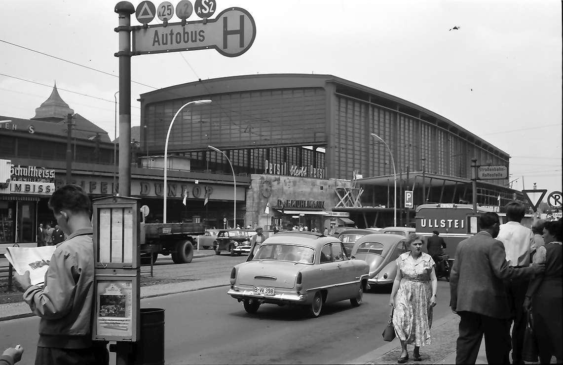 Bahnhof Berlin Zoologischer Garten in Berlin-Charlottenburg. July 1957