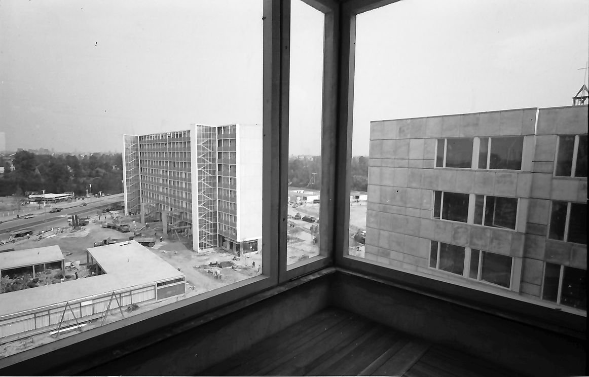 Berlin- Interbau; Ausblick aus Fenster; Objekt 16 (Klopstockstraße 30:32) auf Objekt 15 (Schwedenhaus) 1957