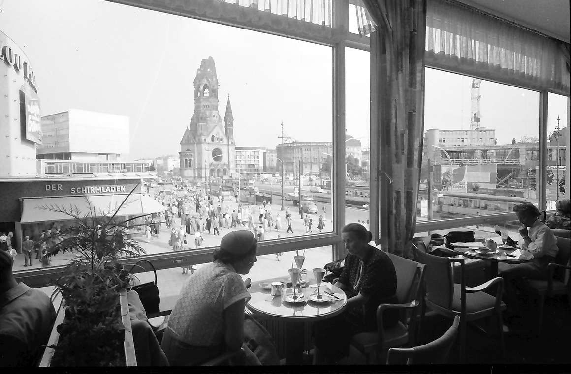 Blick aus dem Café Huthmacher im DOB-Hochhaus auf die Kaiser-Wilhelm-Gedächtniskirche in Berlin-Charlottenburg. 1957