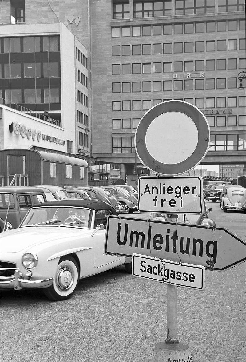 Blick in die Kantstraße auf das Schimmelpfeng-Haus in Berlin-Charlottenburg