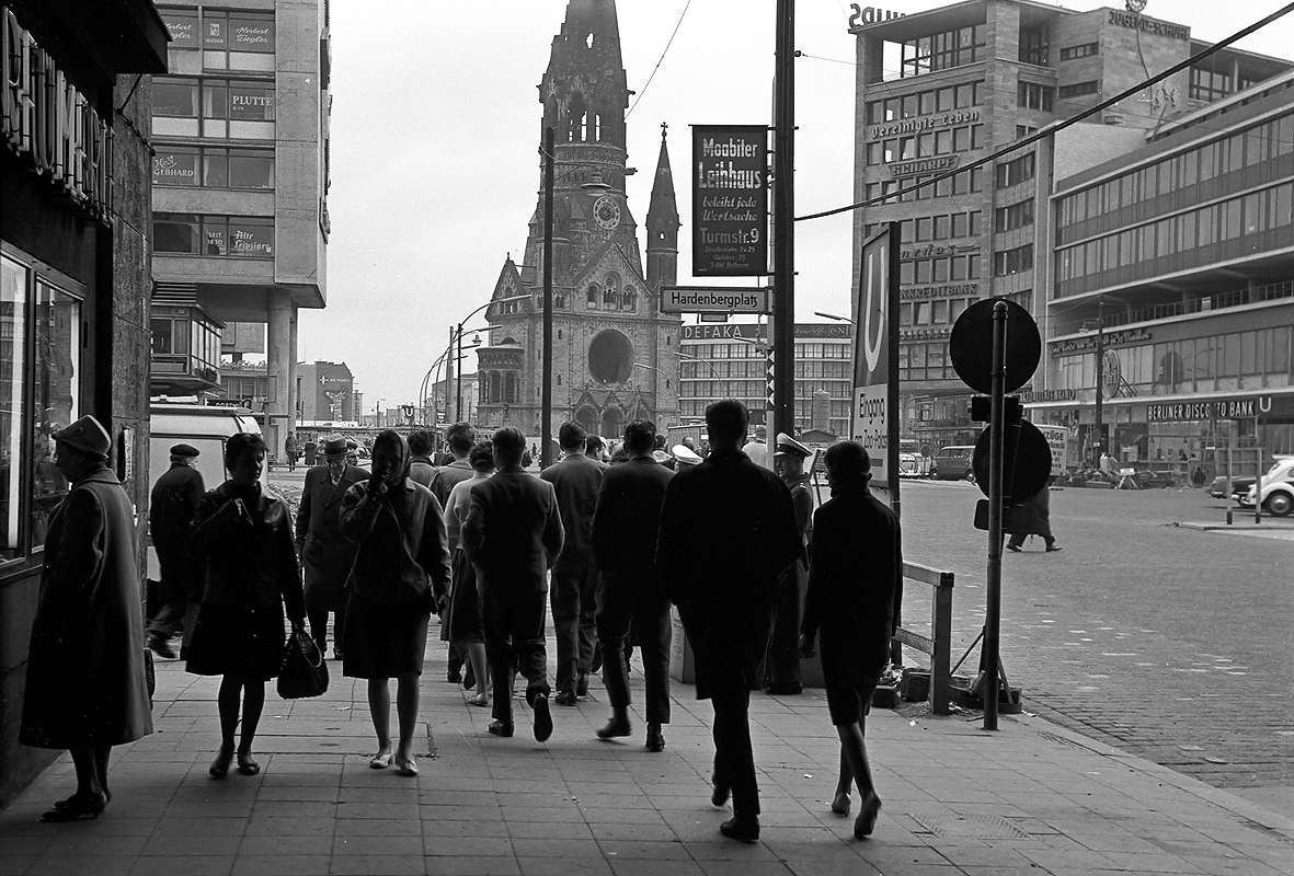 Blick von der Hardenbergstraße auf die Kaiser-Wilhelm-Gedächtniskirche in Berlin-Charlottenburg. 1960