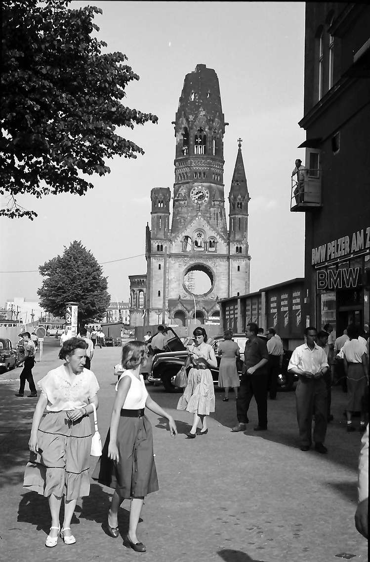 Blick von der Kantstraße auf die Kaiser-Wilhelm-Gedächtniskirche in Berlin-Charlottenburg. 1957