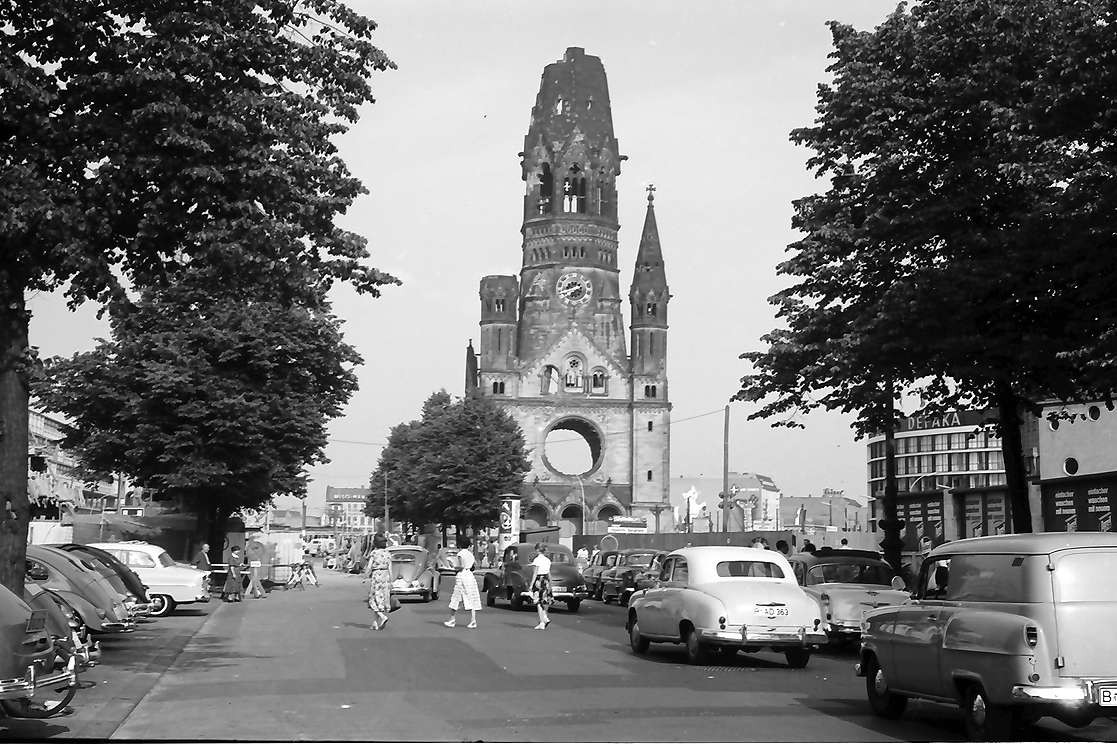 Blick von der Kantstraße auf die Kaiser-Wilhelm-Gedächtniskirche in Berlin-Charlottenburg. 1957
