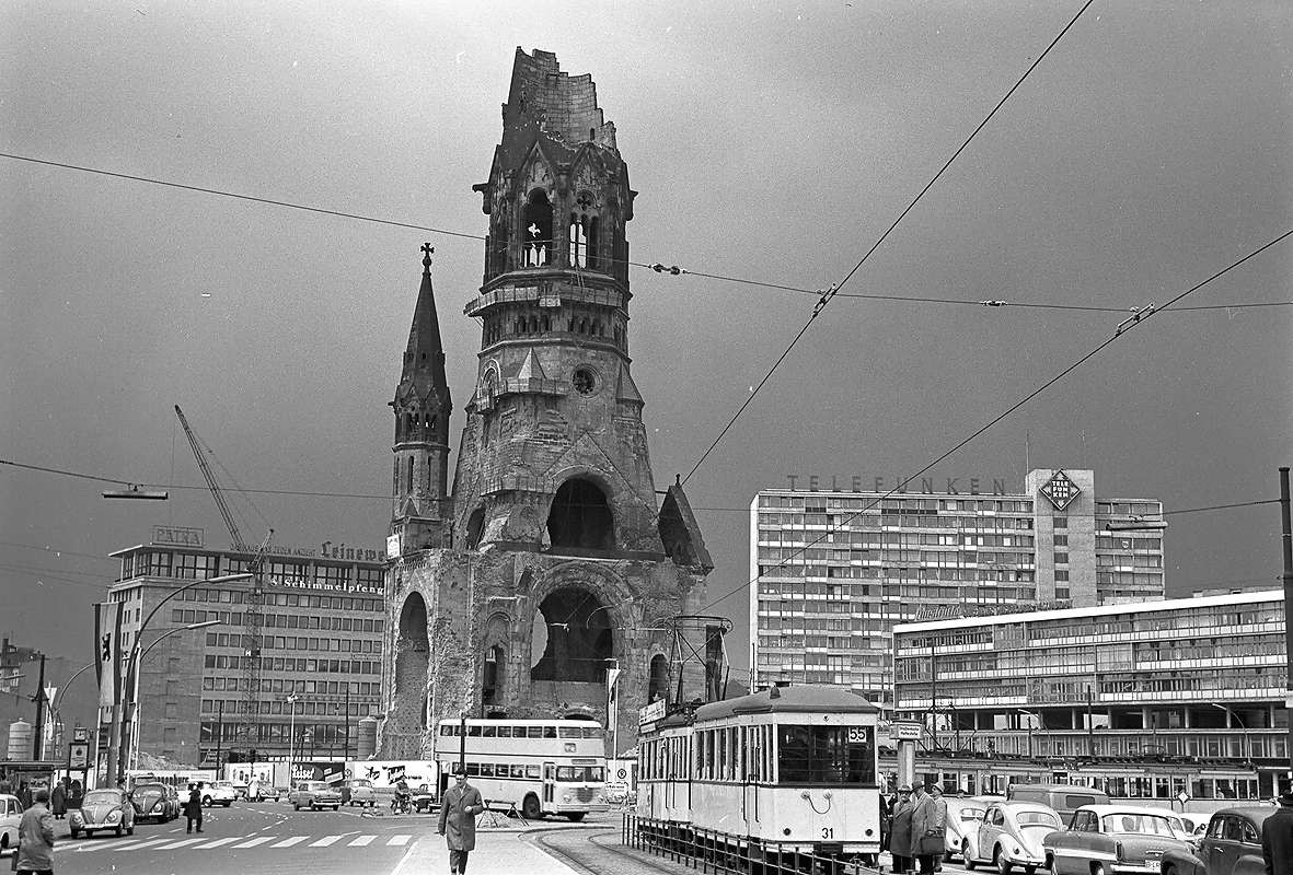 Blick von der Tauentzienstraße auf die Kaiser-Wilhelm-Gedächtniskirche in Berlin-Charlottenburg.