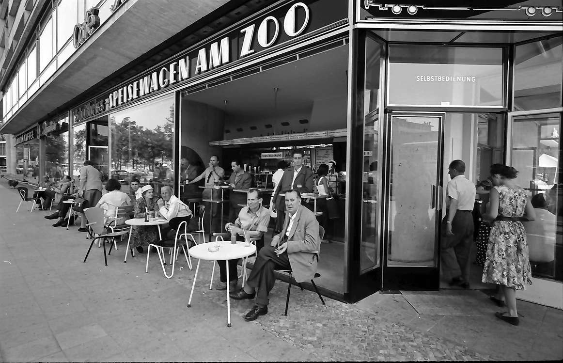 Das DOB-Hochhaus am 1958 in Hardenbergplatz umbenannten Abschnitt der Joachimsthaler Straße in Berlin-Charlottenburg.