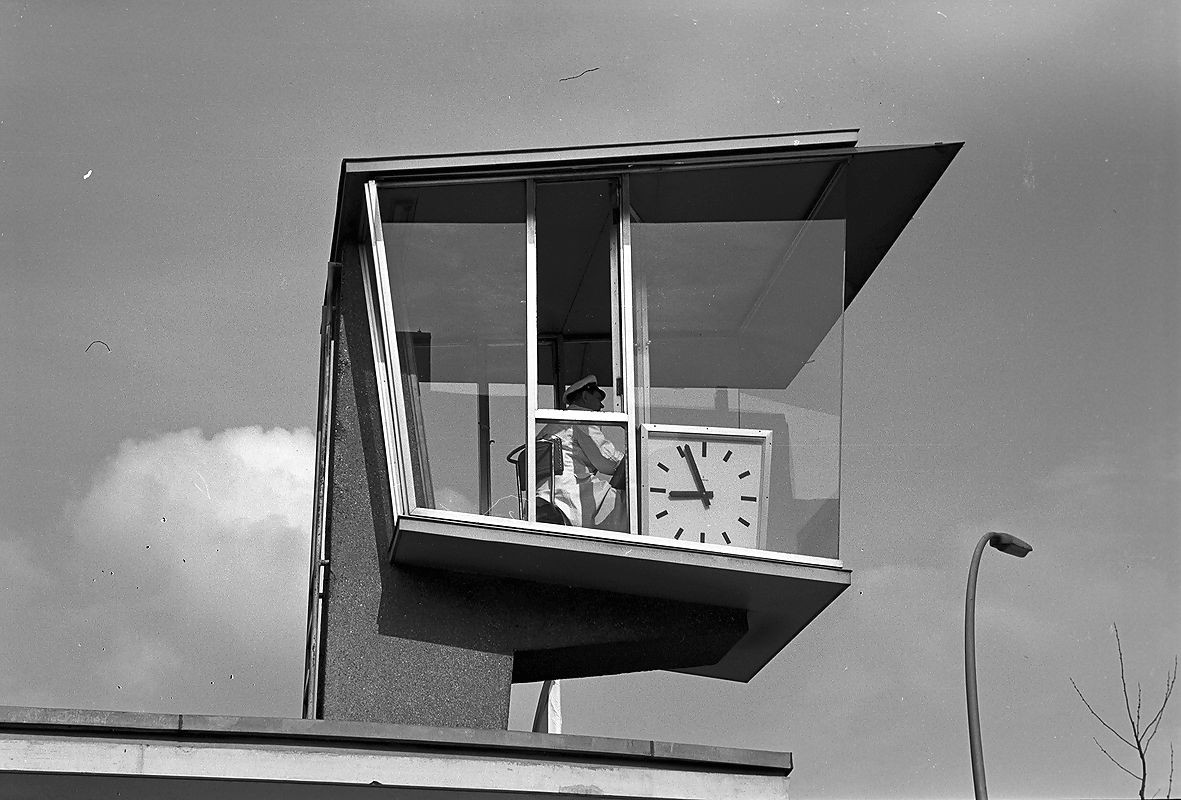 Die Verkehrskanzel an der Kreuzung Kurfürstendamm : Joachimsthaler Straße in Berlin-Charlottenburg. 1955