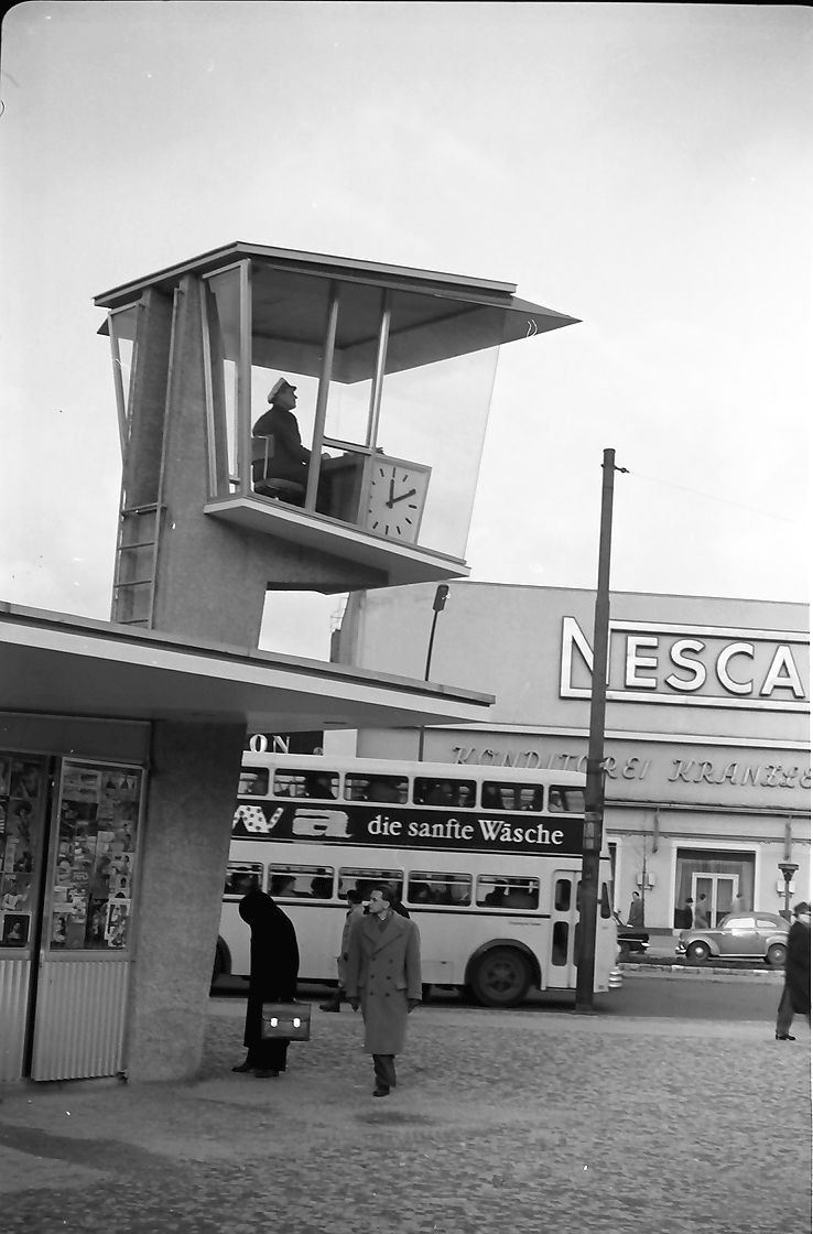 Die Verkehrskanzel an der Kreuzung Kurfürstendamm : Joachimsthaler Straße in Berlin-Charlottenburg. 1955