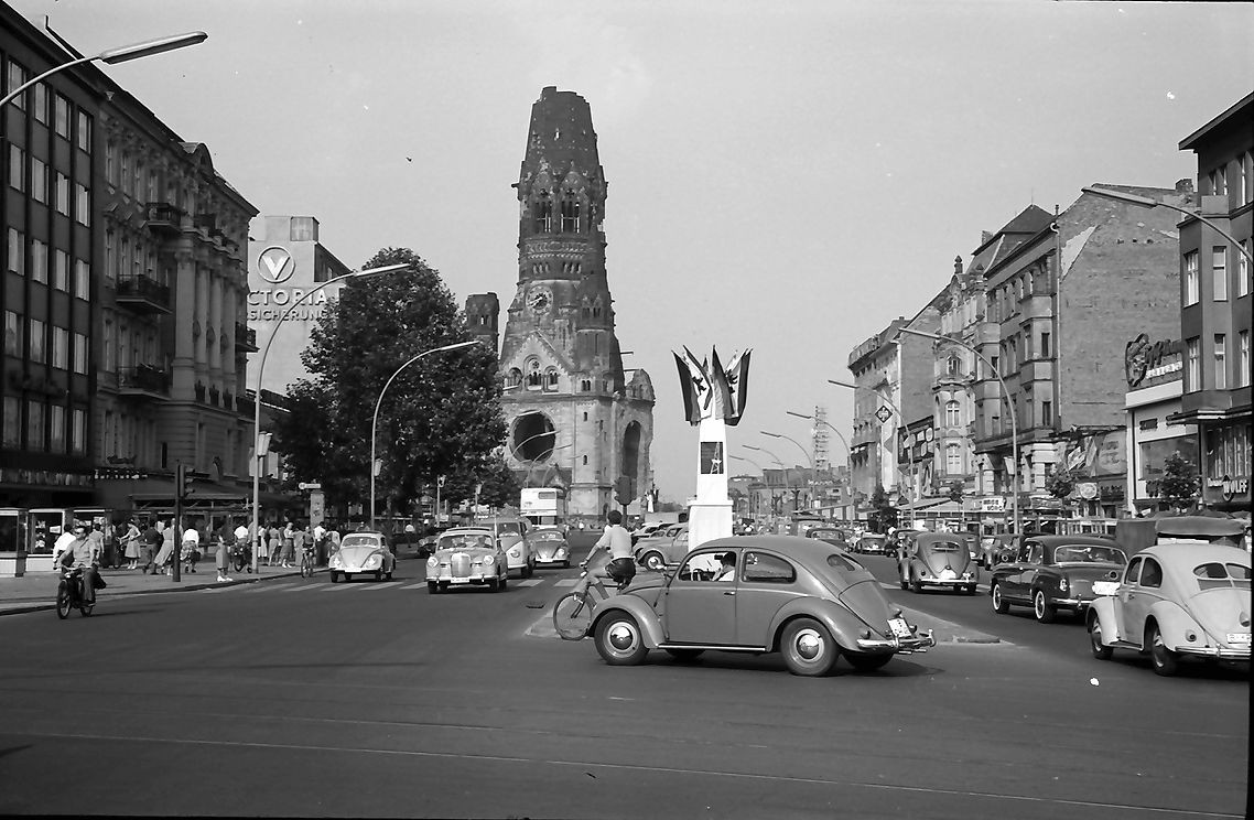 Ecke Kurfürstendamm : Joachimsthaler Straße in Berlin-Charlottenburg. 1957
