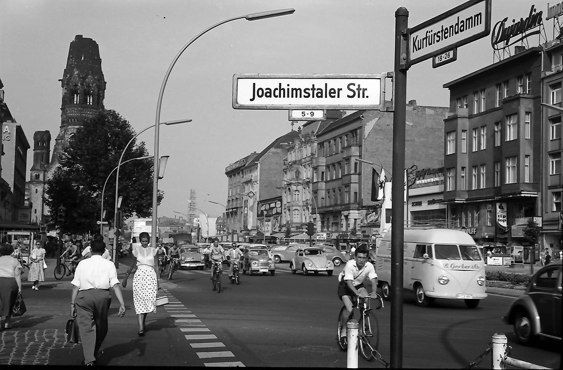 Ecke Kurfürstendamm : Joachimsthaler Straße in Berlin-Charlottenburg. 1957