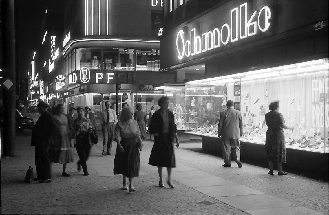 Ecke Tauentzienstraße / Marburger Straße in Berlin-Charlottenburg. DateJuly 1957