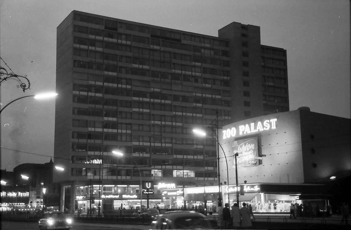  Hardenbergstraße mit Zoo Palast und DOB-Hochhaus in Berlin-Charlottenburg. DateJuly 1957