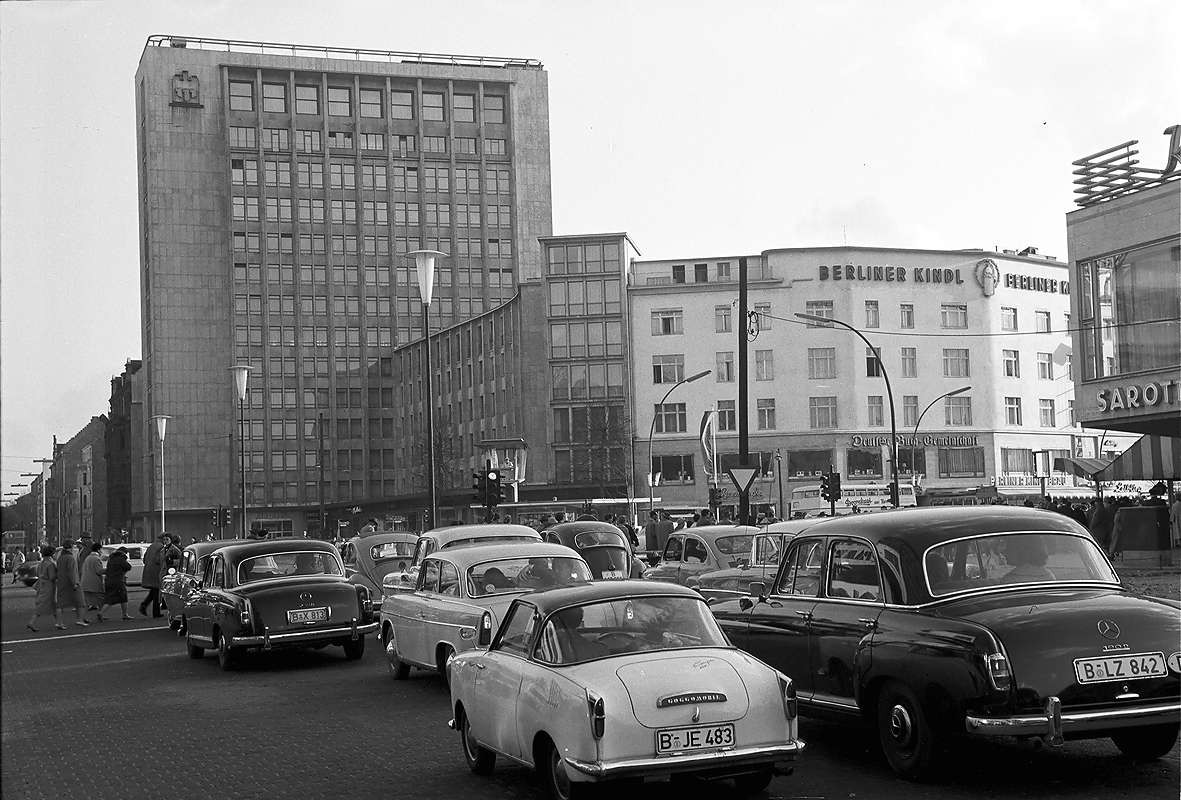 Kreuzung Kurfürstendamm : Joachimsthaler Straße in Berlin-Charlottenburg. 1960
