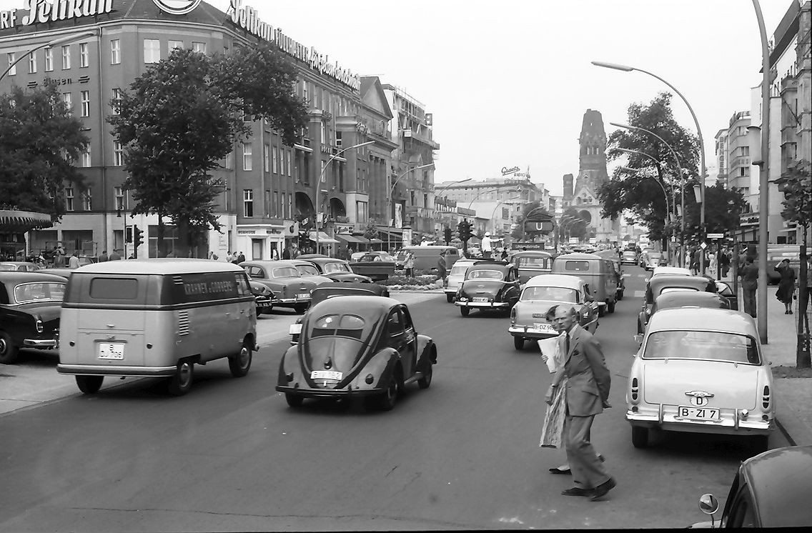Kurfürstendamm in westlicher Richtung ab Joachimsthaler Straße in Berlin-Charlottenburg. 1955