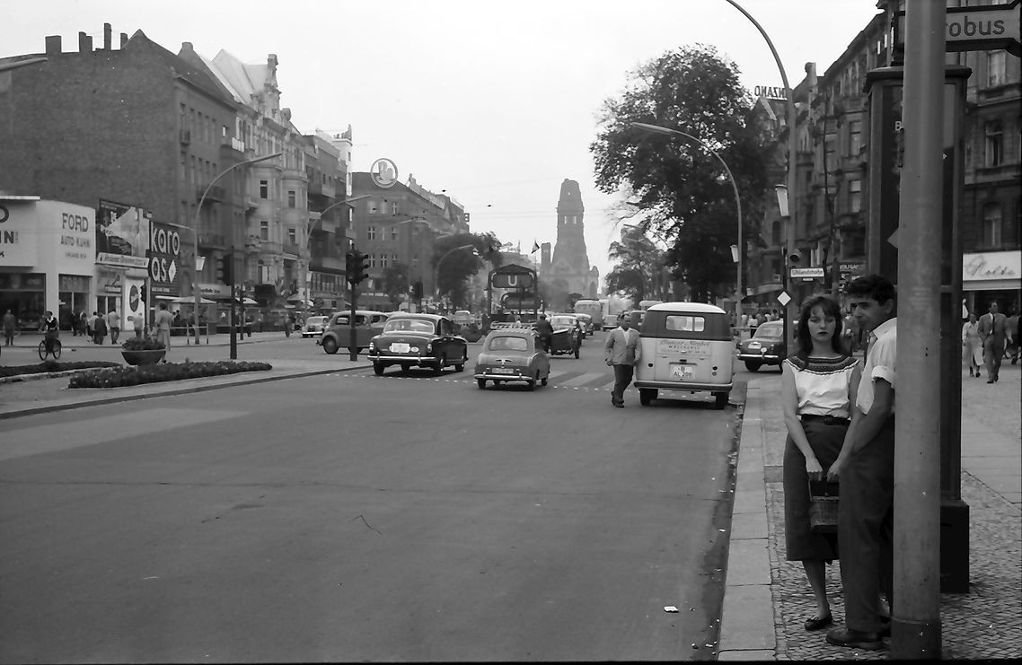 Kurfürstendamm ab der Kreuzung Uhlandstraße in Berlin-Charlottenburg. 1957