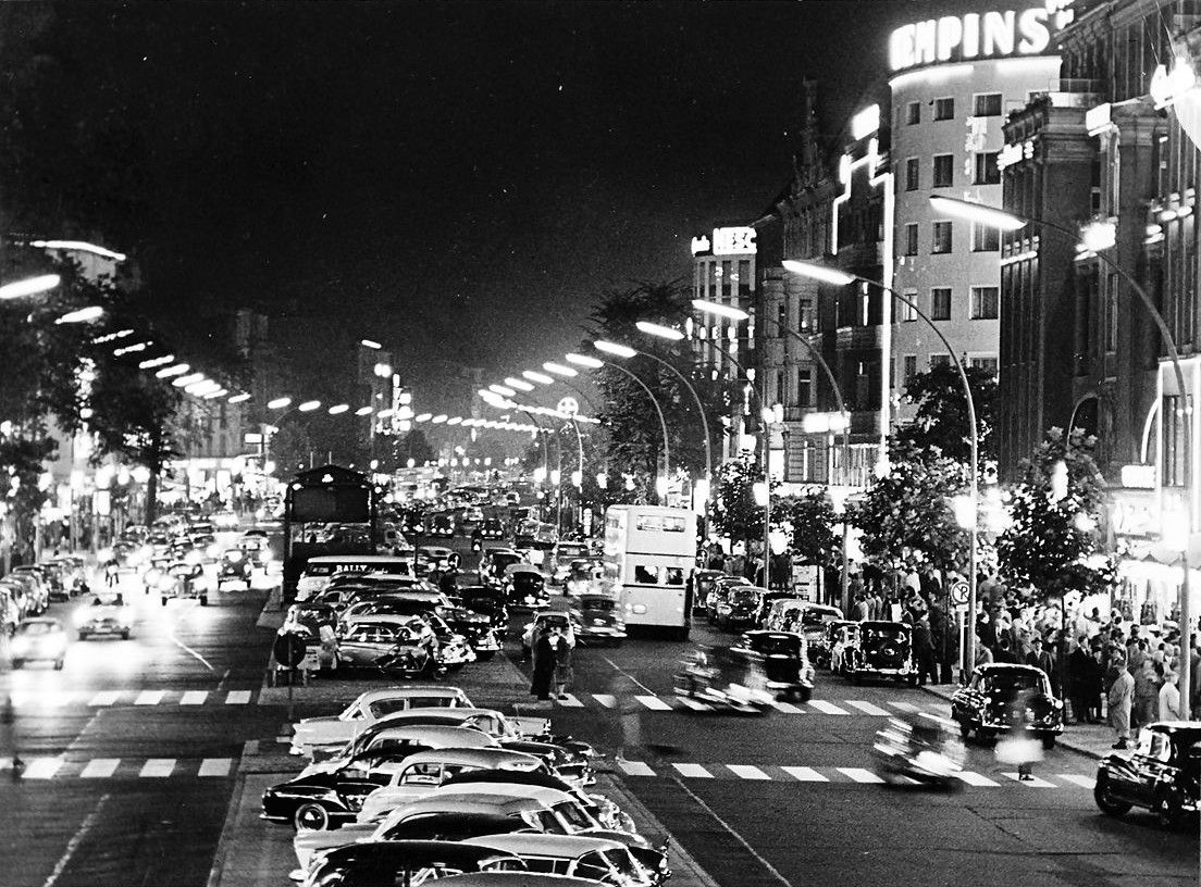 Kurfürstendamm in Berlin-Charlottenburg bei Nacht. 1959