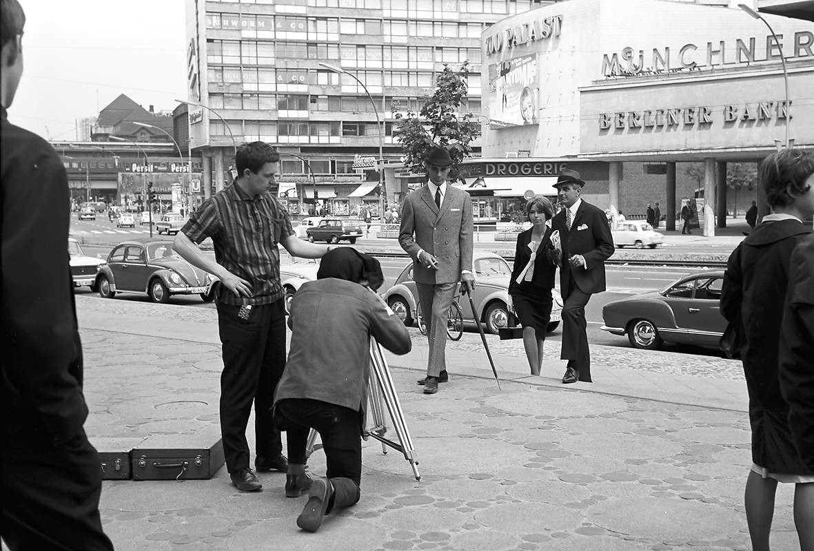 Modeaufnahmen auf dem Breitscheidplatz in Berlin-Charlottenburg. 1965