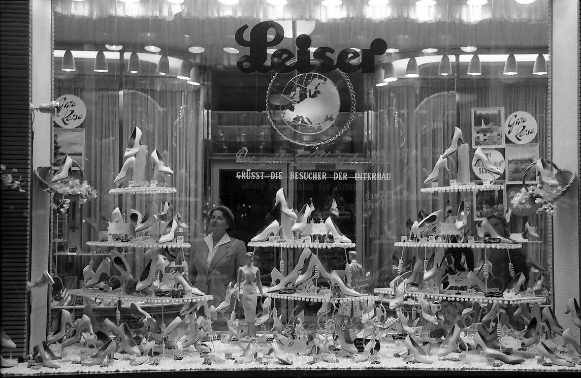 Schaufenster des Schuhhauses Leiser in der Tauentzienstraße in Berlin-Schöneberg. Date July 1957