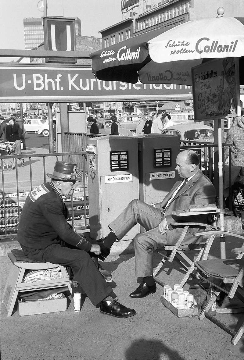 Schuhputzer am Kurfürstendamm in Berlin-Charlottenburg. 1965