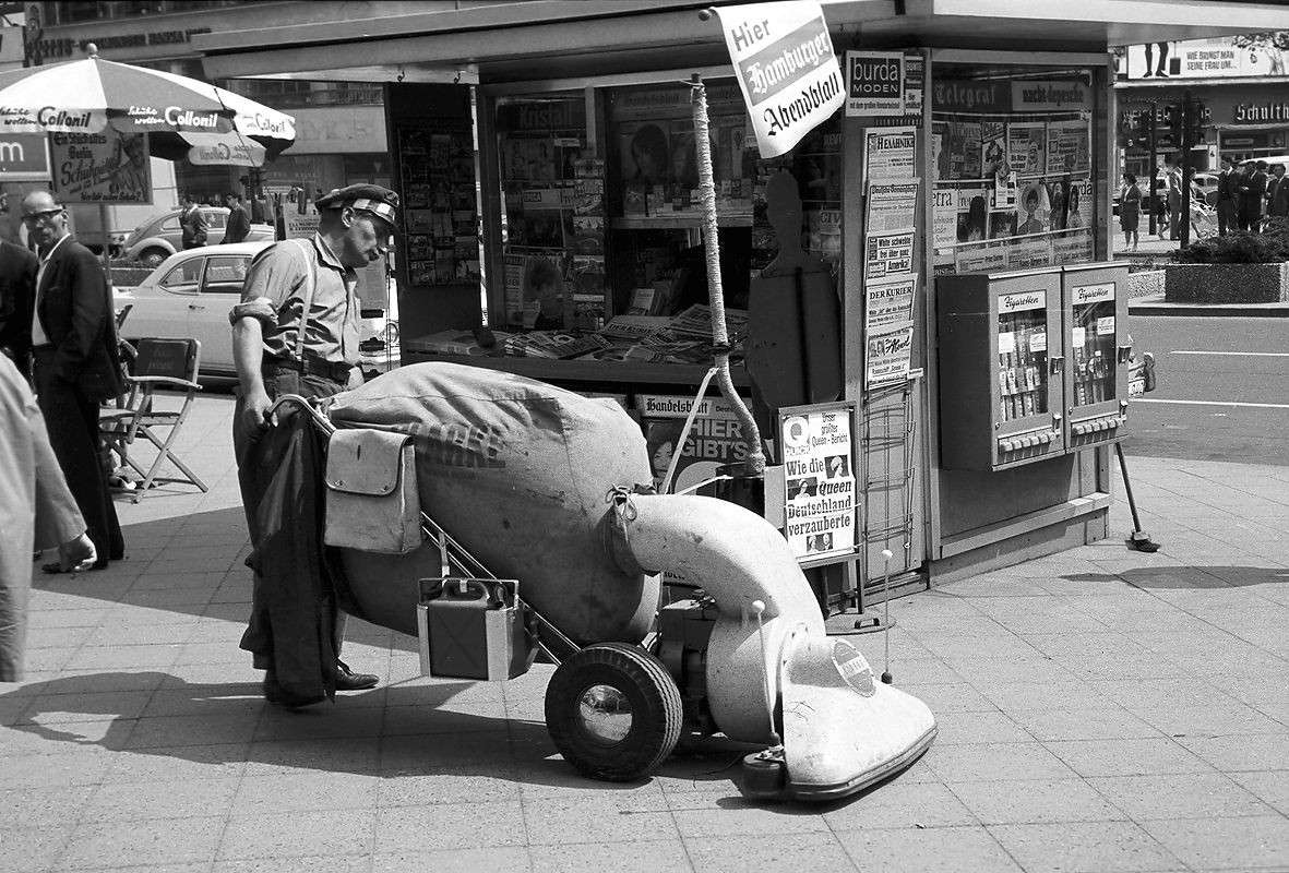Staubsauger am Kurfürstendamm in Berlin-Charlottenburg. 1965