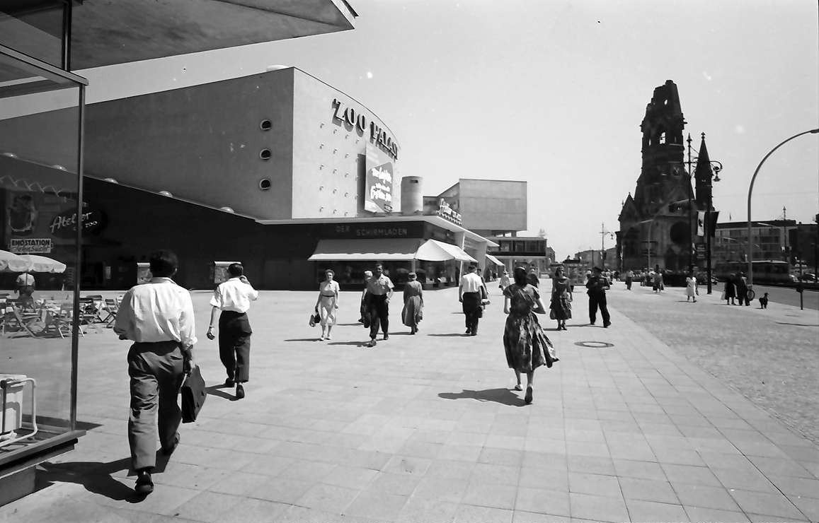  Zoo Palast und Kaiser-Wilhelm-Gedächtniskirche in Berlin-Charlottenburg. DateJuly 1957