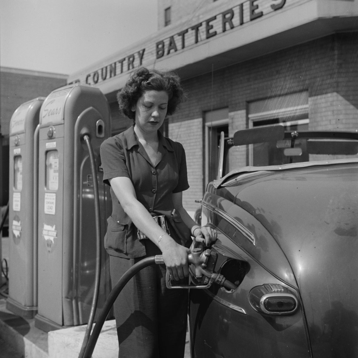 When Gas was 15c a gallon - US Filling Stations 1937-1942
