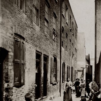 cropped Frying Pan Alley, Spitalfields, Jack London 1902 - Flashbak