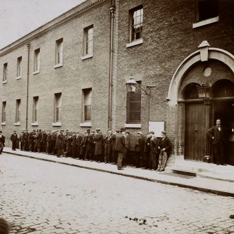 Jack London's Extraordinary Photos of London's East End in 1902