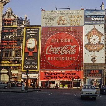 London’s West End in 1967 – Harrison Forman’s Kodachrome Photographs