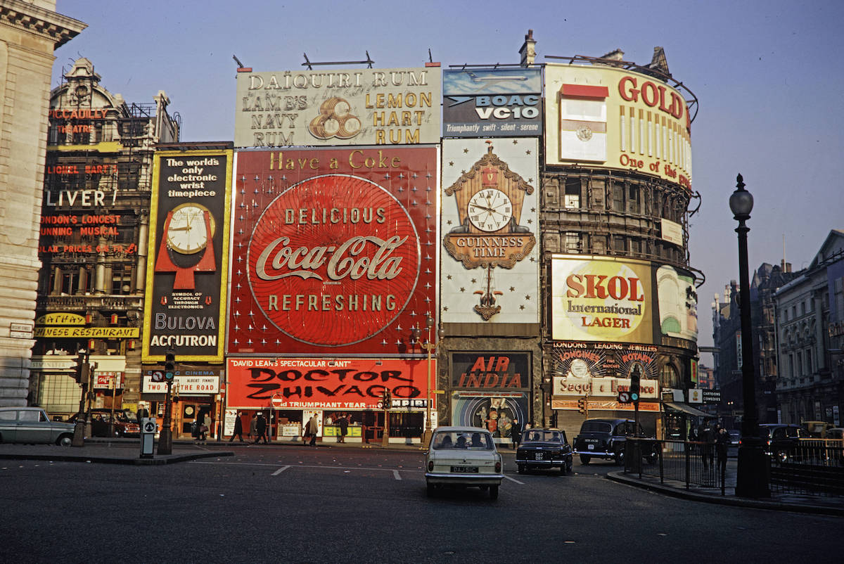 https://flashbak.com/wp-content/uploads/2021/06/England-street-scene-at-Piccadilly-Circus-in-London-dd-copy.jpeg