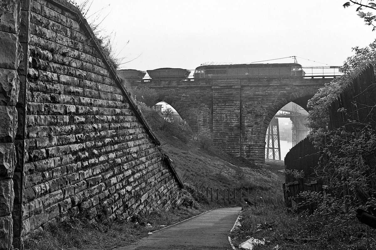 View down Riversdale Road, under the King Edward Bridge on 10th May 1982