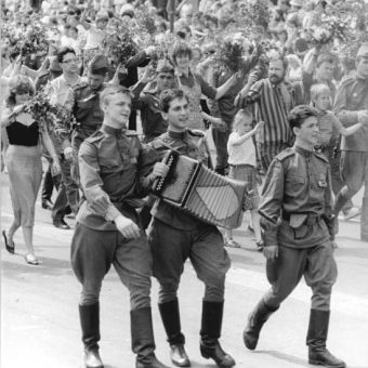 Berlin, 750-Jahr-Feier, Festumzug, sowjetische Soldaten - Flashbak